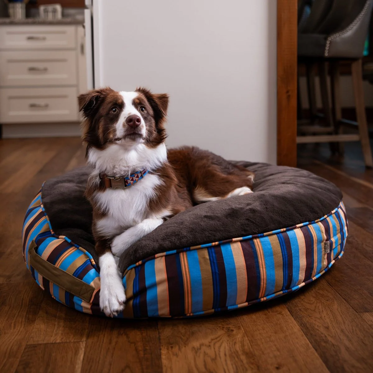 Round Stripe Pet Bed with Fur - Image 2